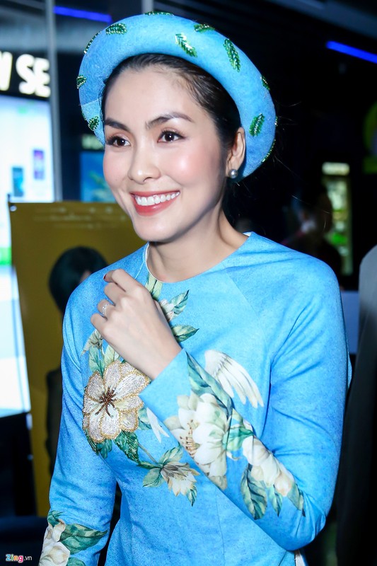 Tang Thanh Ha dien ao dai tuoi roi di xem &quot;Co Ba Sai Gon&quot;-Hinh-4